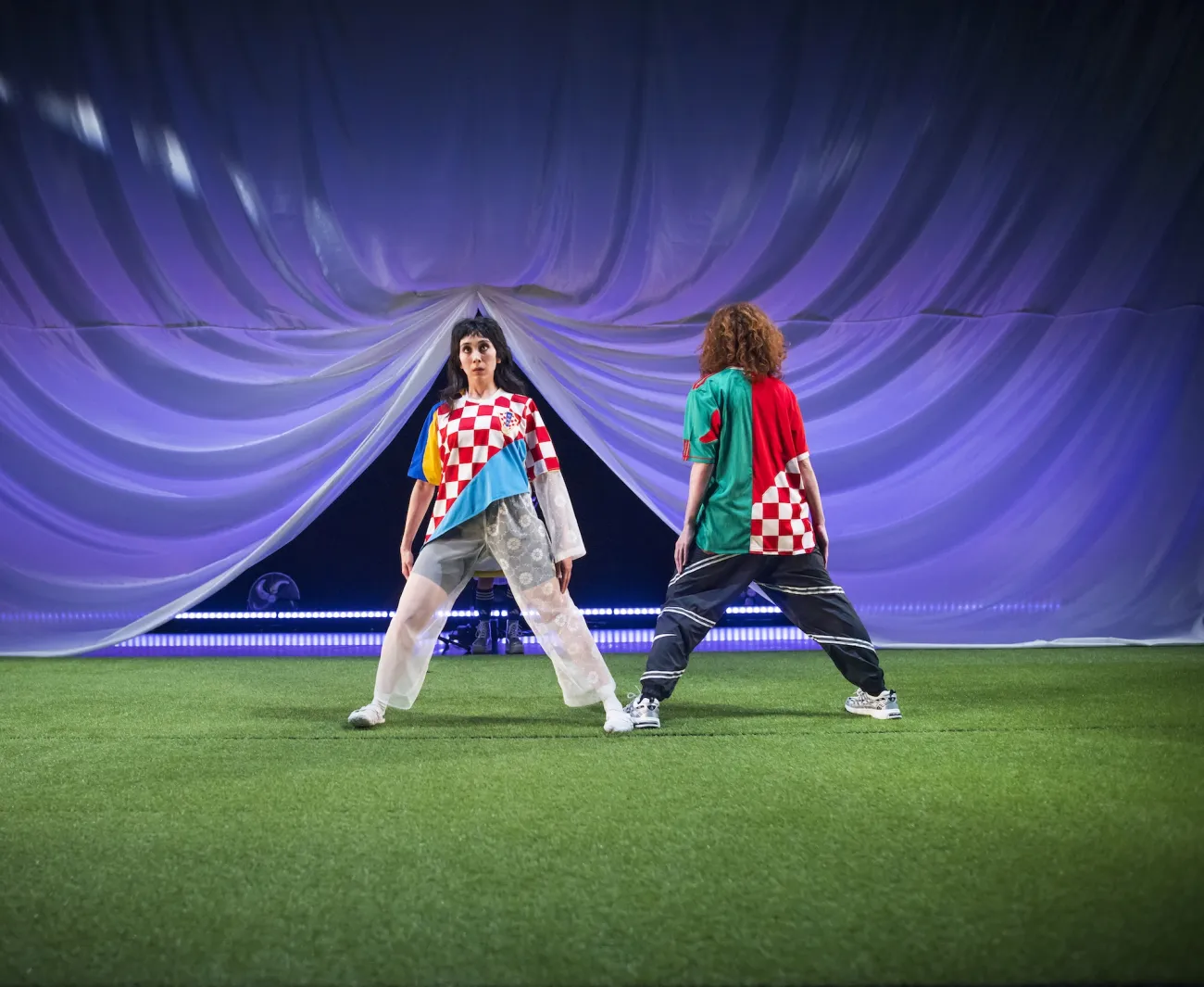 Tanzperformance: RAISING FLAGS